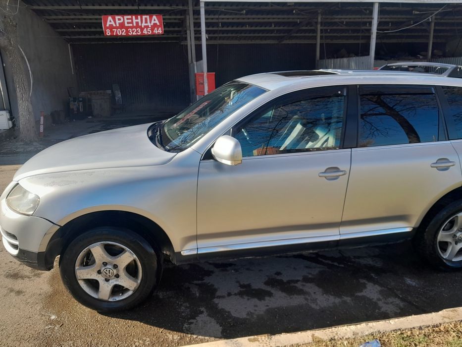 Автомобил Фолсфаген туарег крассовер