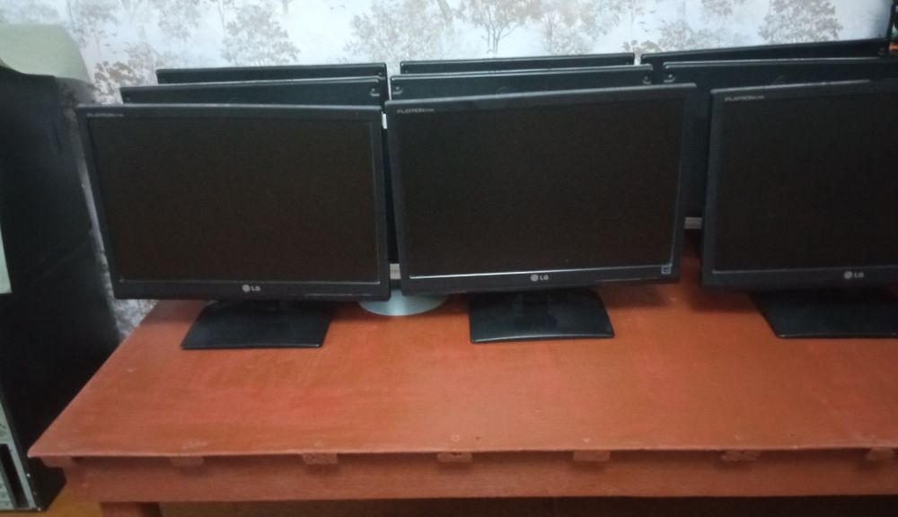 Продаётся 10 шт компютеры с мониторами.