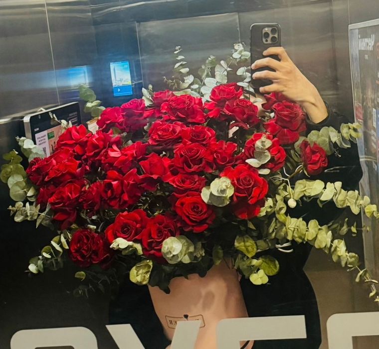 Букет цветов красные розы