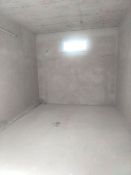 Собственик дава под наем тухлен масивем гараж с ток 25кв.м.
Осветление