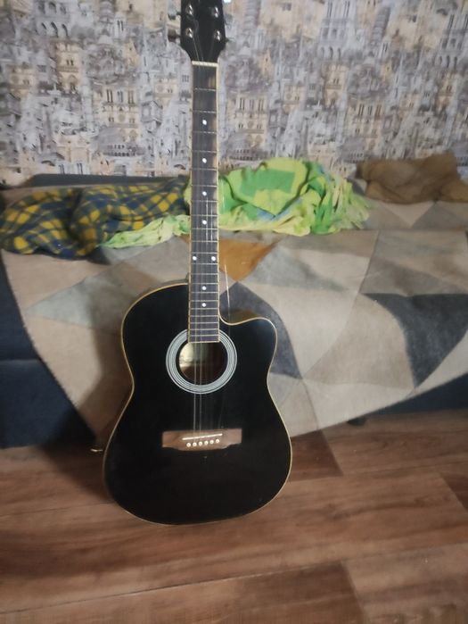 Гитара аккустическая