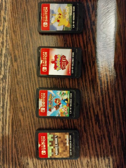 nintendo switch cu 4 carduri
