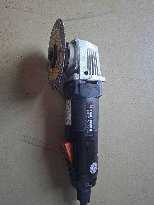 Polizor unghiular Black Decker