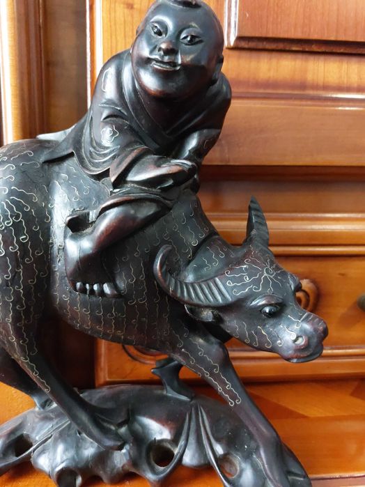 Piesa Decor Deosebita! Bărbat călare pe taur.