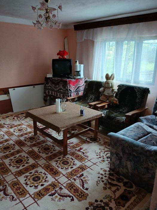 Vând casa la Capreni