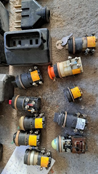 трифазни контакти и ключове