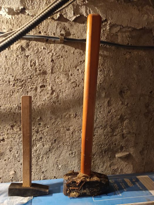 Инструменти използвани,чукове,бензинова лампа нова.