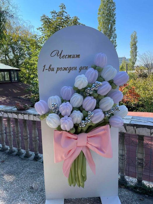 Украса с балони за бебешка погача