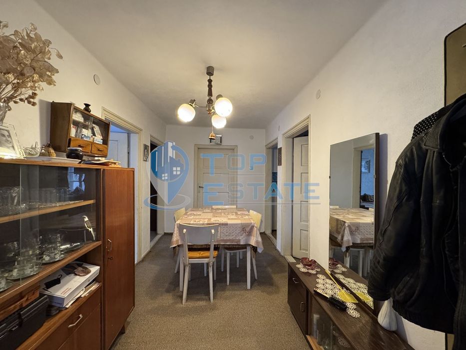 Двуетажна тухлена къща с гараж в с. Константин, област Велико Търново