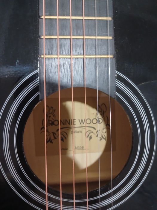 Продам гитару новую