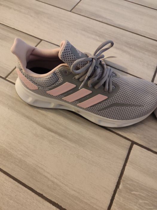 Adidași marca Adidas