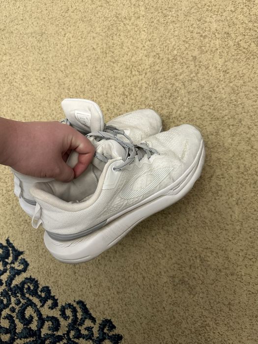 Продам  белые кроссовки