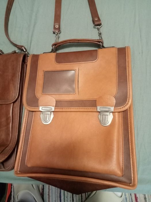 Geanta ,ghiozdan, școala ,vechi Romanesc,perioada comunista,stare buna