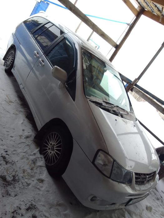 Машина Hissan Liberty