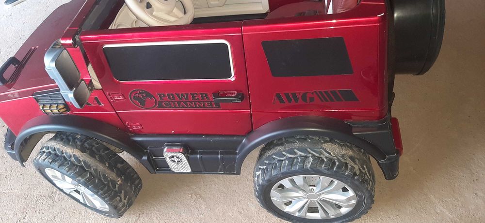 Bolalar mashinasi sotiladi