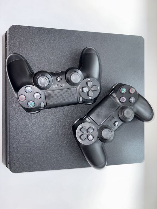 PlayStation 4 + 2 Контролера + Игра