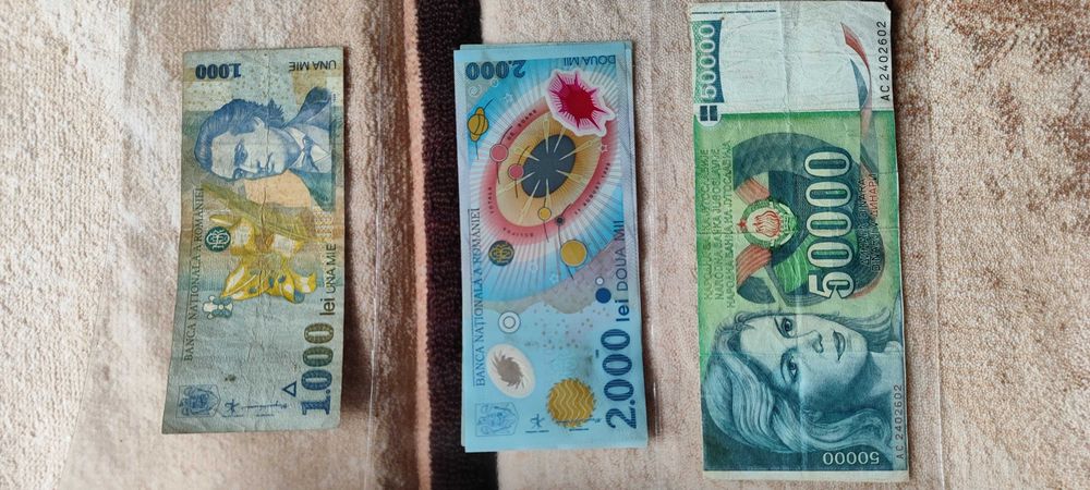 Vând bancnote și monede vechi
