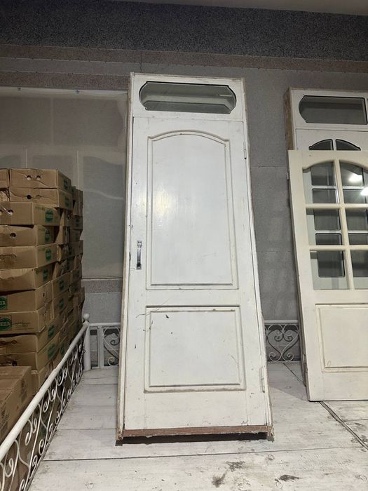 Oynali va oynasiz taxta eshiklar sotiladi.