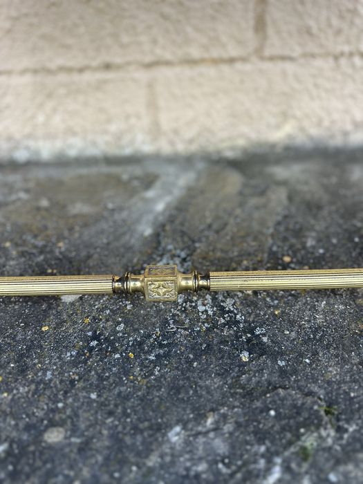 Винтидж холна маса с мраморен плот и месингови крака