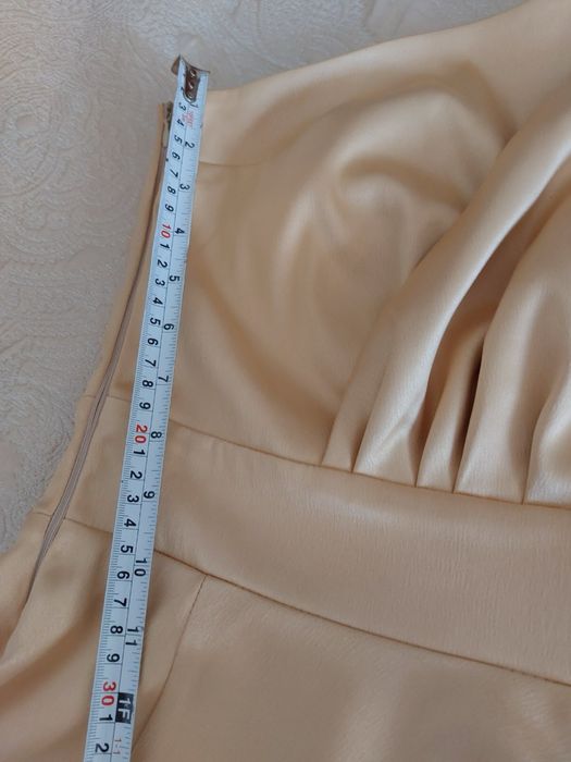 Златиста рокля от сатен