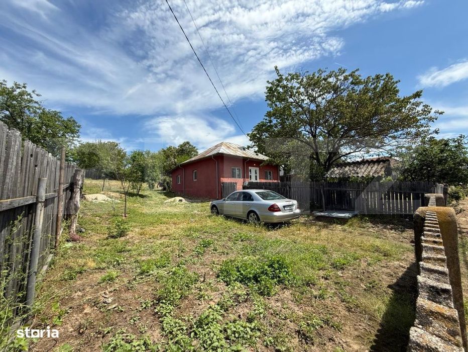 Casa partial renovata, 60 mp, 6000 mp teren, zona Georocu Mare