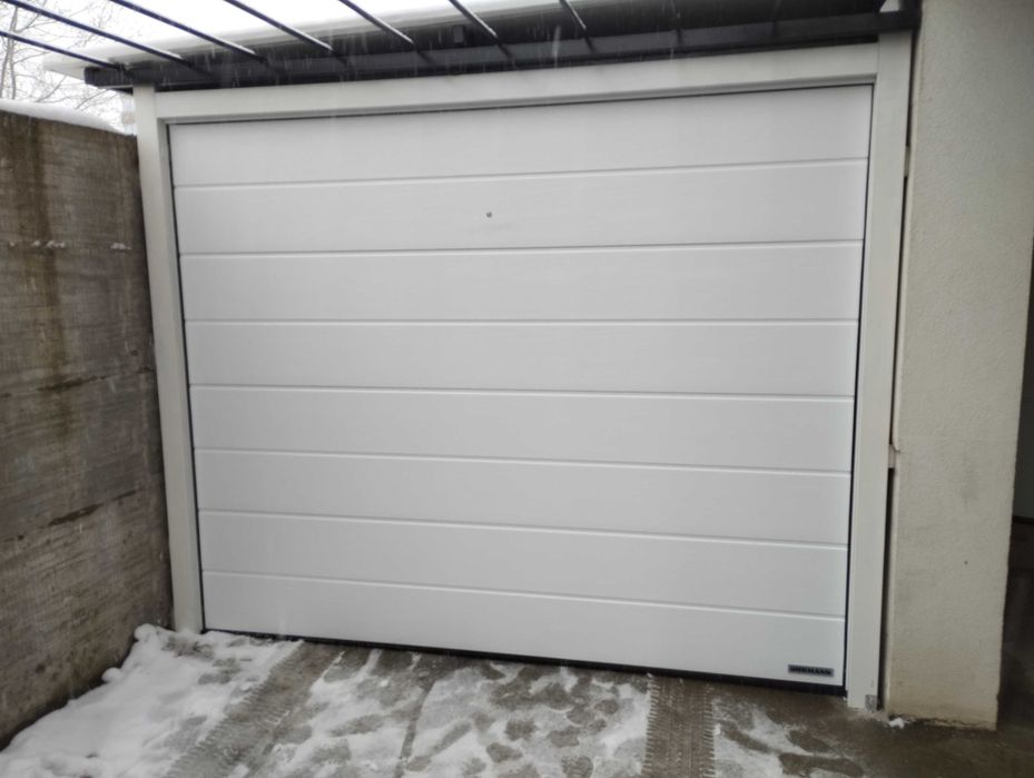 Немски гаражни секционни врати Хьорман цвят тъмен дъб 2750х2125