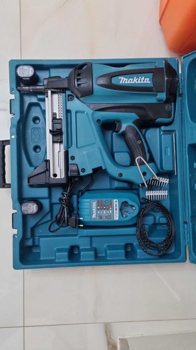 Pistol cuie beton Makita