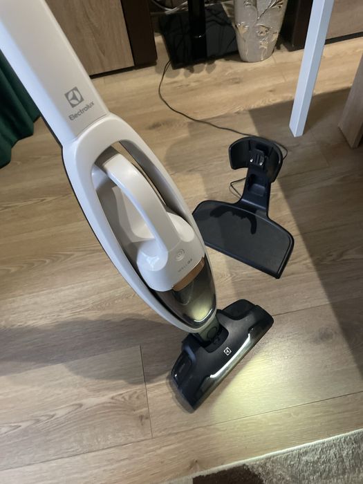 Aspirator vertical portabil 2 în 1 ELECTROLUX