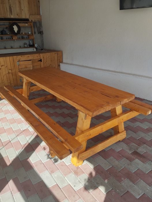 Masa de lemn lăcuită