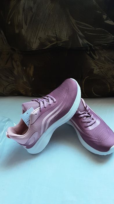 Adidași roz noi cu eticheta mărimea 39