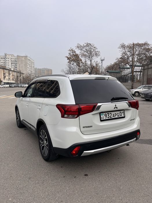 Mitsubishi Outlander 2015 год