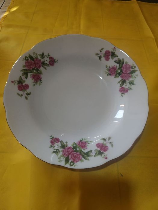 Продам фарфоровые тарелки