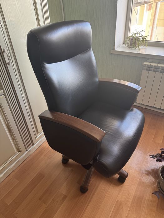Продам кресло руководителя