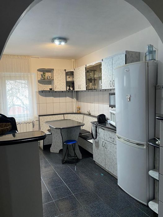 Închiriez apartament în Rogerius