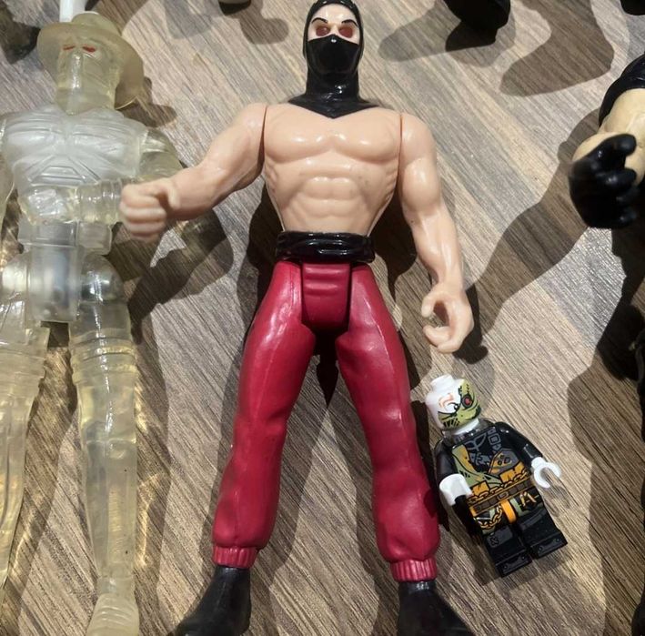 Продавам различни видове редки фигурки(играчки).