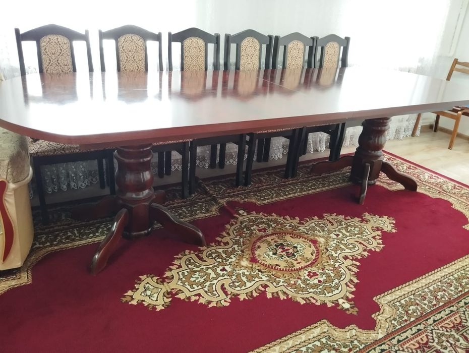 Стол со стульями