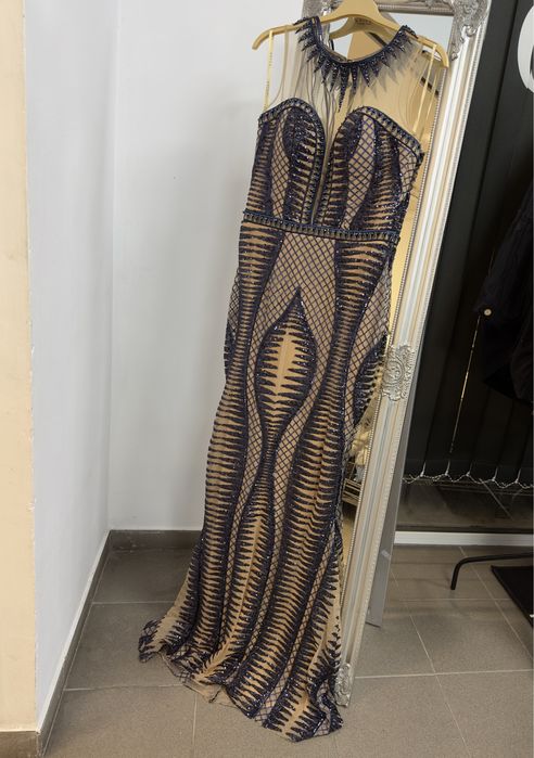 Официална рокля в тъмно синьо