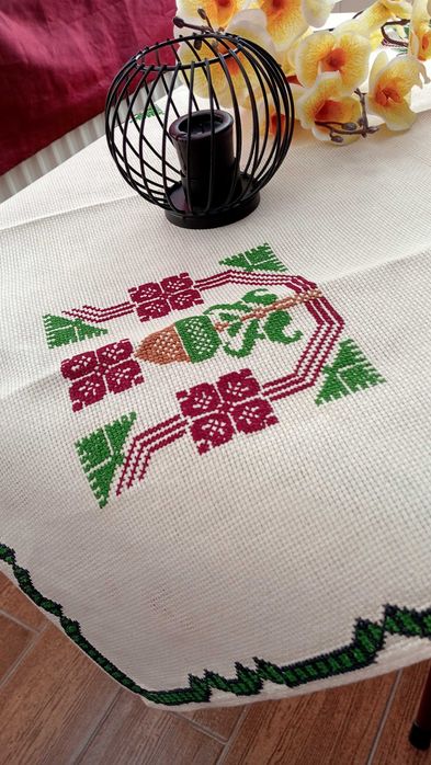 Fata de masa  de peste 40 de ani Handmade creată cu mâna