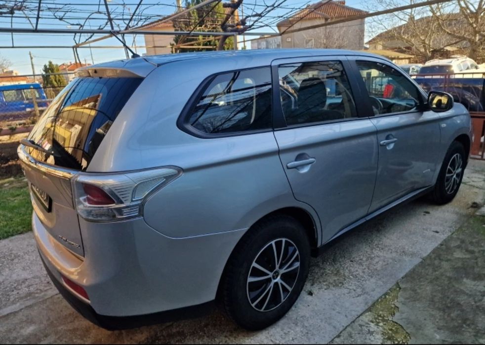 Mitsubishi Outlander 3 -2.2-DI-D-150кс-2015г
