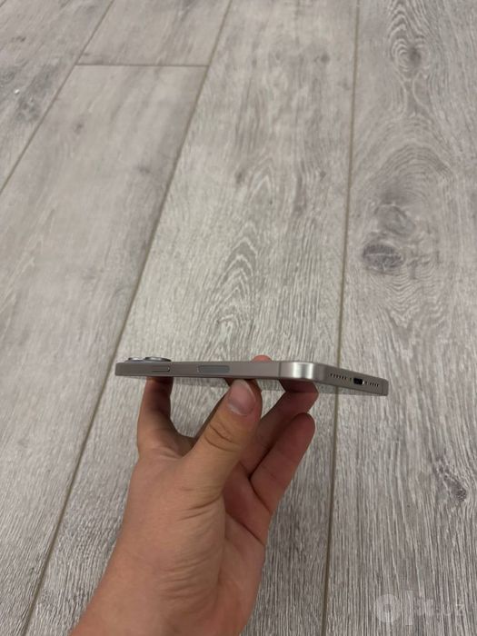 iPhone 15 Pro y Skidkada