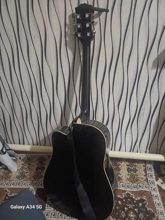 Продам акустическую гитару