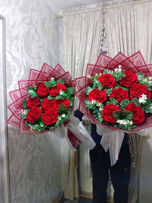 Chiroyli suniy gullar.