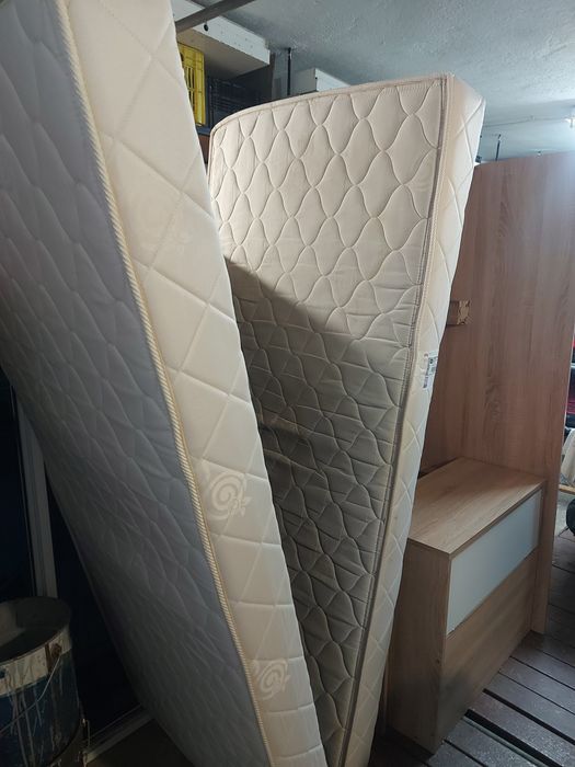 Единични легла с ракла