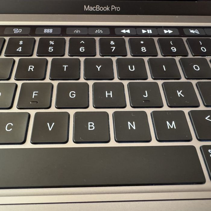 MacBook pro M2 2022 модел като нов