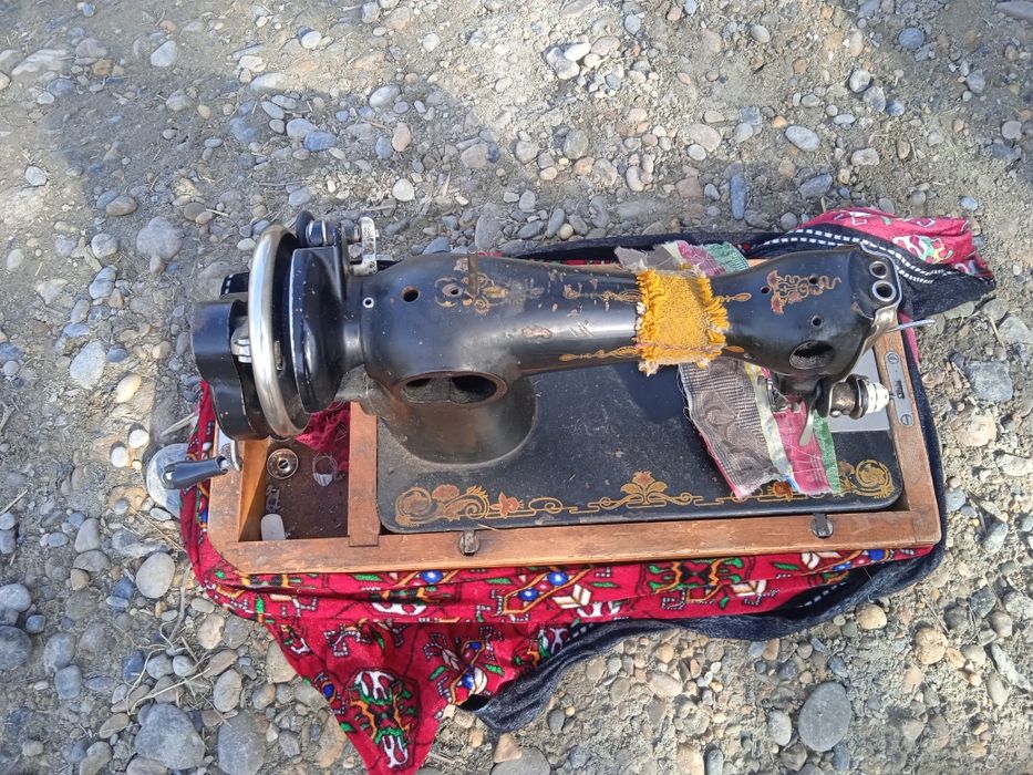 Qoʻl tikuv mashinasi sotiladi