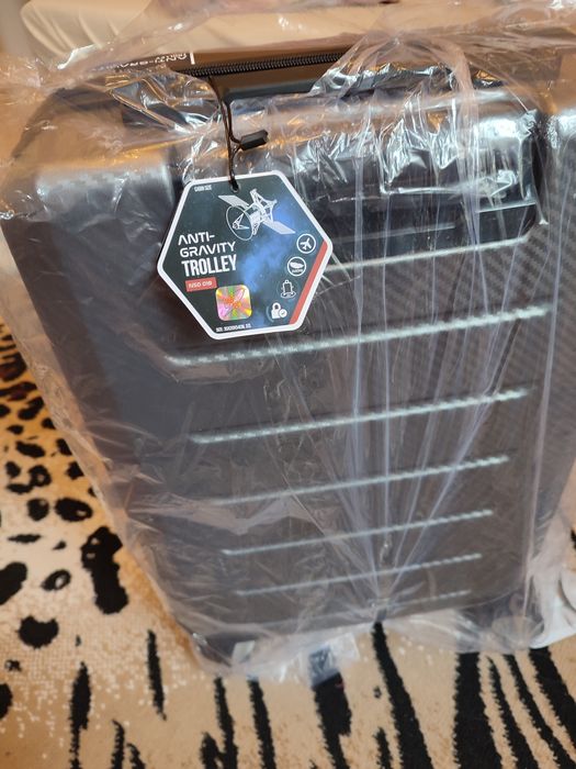 Чисто нов КУФАР С КОЛЕЛЦА NASA, ултра лек, поликарбонат, размер S