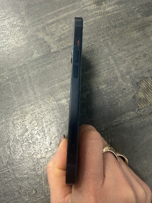 Продавам iPhone 13