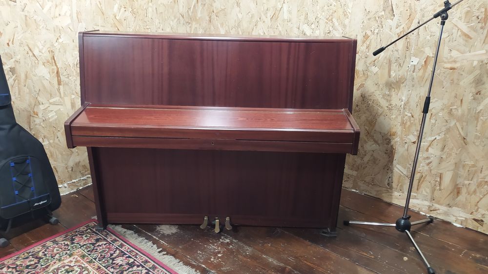 Продам пианино,две штуки на запчасти!