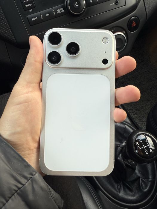 Iphone 11 telefoni 17 pro qilingan