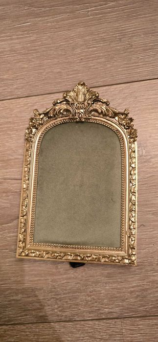 Изящна рамка за бижута, с кадифе.